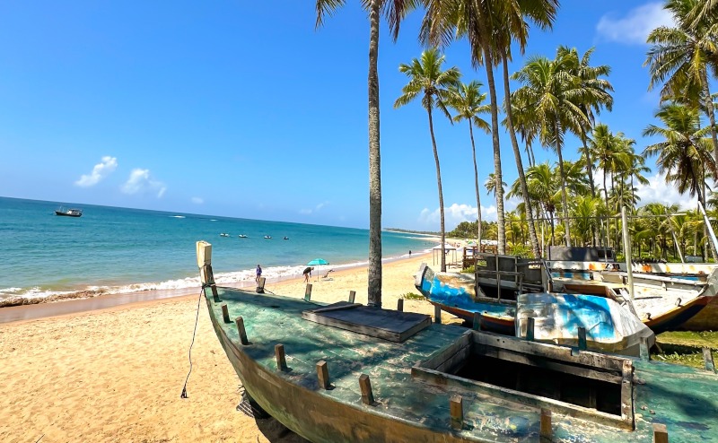 Almoço à beira-mar com petiscos típicos baianos na praia de Guarajuba